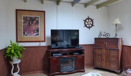 Airy and Contemporary Three-Bedroom Cottage