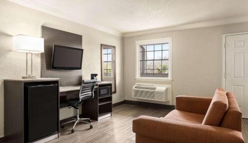 Corner Suite with Two Double Beds - Non-Smoking