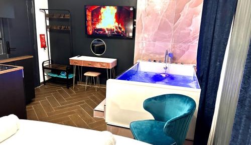 Studio with Spa Bath