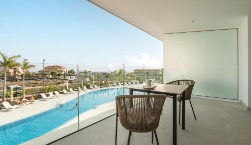 Apartment with Pool View 