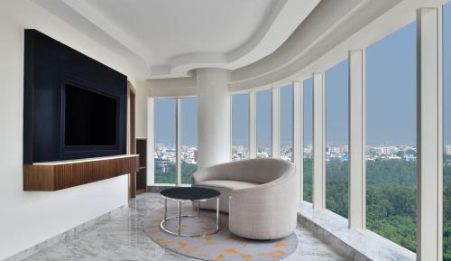 Executive Suite -Free Club Lounge Access, One way Airport Drop 