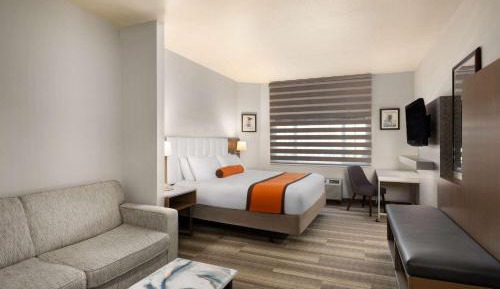 1 King Bed, Deluxe Mobility Accessible Room, Roll-In Shower, Non-Smoking