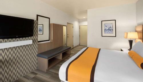 1 King Bed, Deluxe Mobility Accessible Room, Bathtub w/ Grab Bars, Non-Smoking