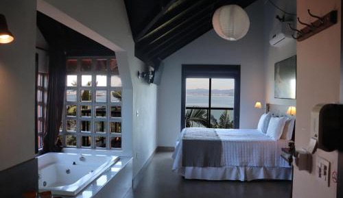 Deluxe Suite with Spa Bath