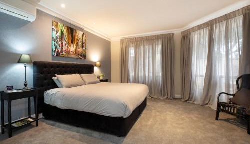 Deluxe One-Bedroom Apartment