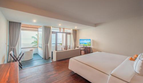 Premier Executive Ocean Suite