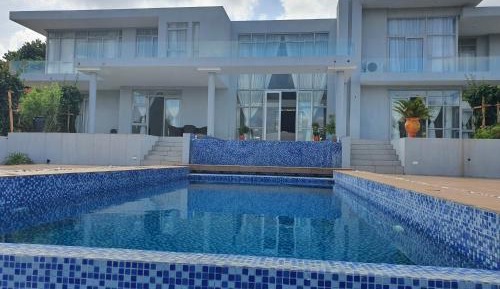 Villa with Garden View