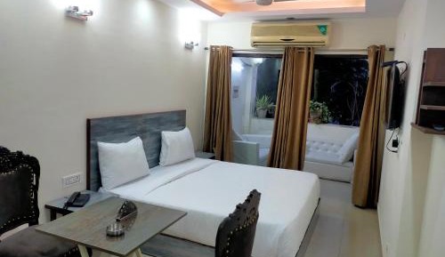Deluxe Double Room (2 Adults + 1 Child)