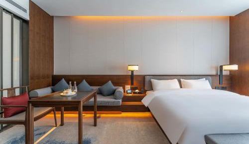 Light Luxury Bathtub King Room