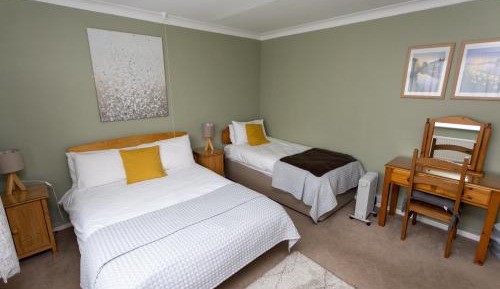 Triple room with separate private bathroom