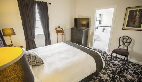 Standard Queen Room (No Pets)