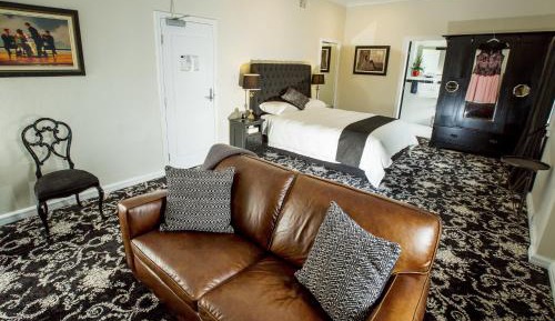 Premier Queen Suite with Lounge (no pets)