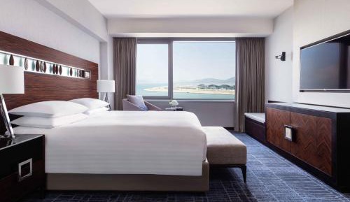 1 King Bed, Sea View, Executive Lounge Access, Large Suite
