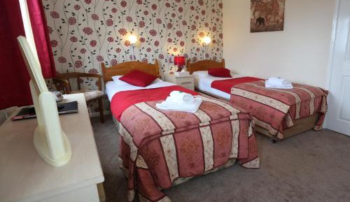 Twin Room with Compact Bathroom