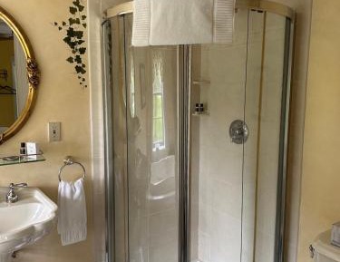 Queen Room with Spa Bath