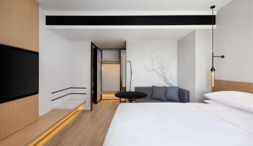 Deluxe King Room with City View