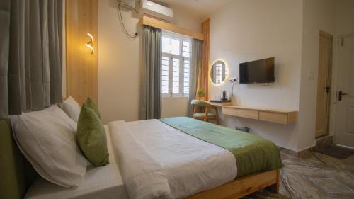 Deluxe Double Room with Extra Bed