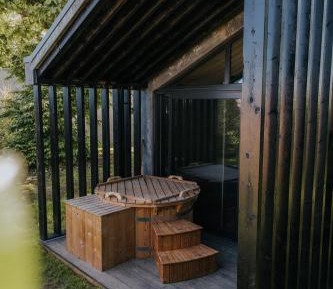 Detached Double Garden Room with Hot Tub