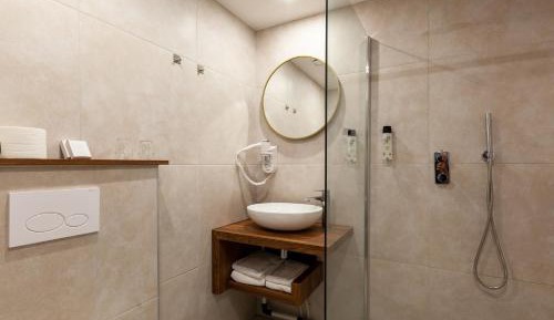 Business Queen Room