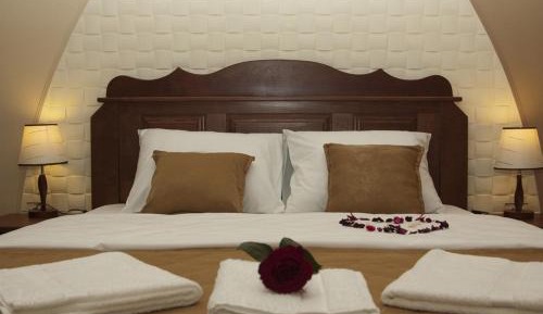 One-Bedroom Suite with Balcony and Sea View