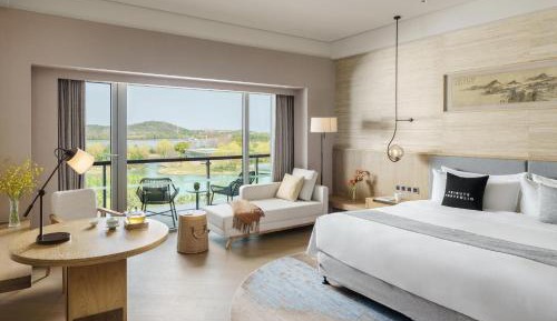 Lake view room