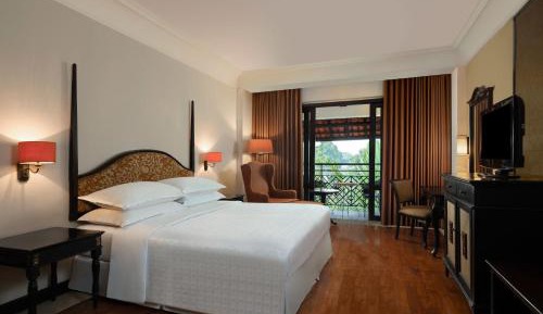 Junior Suite (King, Club Lounge access, balcony)