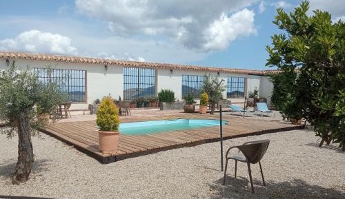 Apartment with Pool View 