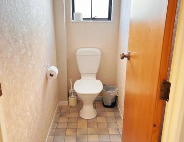 Large upstairs one bedroom unit with Bath