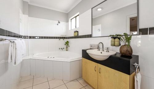 King Spa Room (Non Pet)