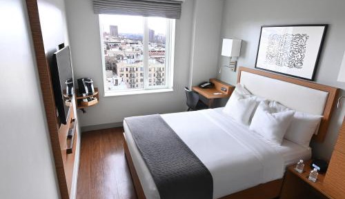 Deluxe Queen Room
