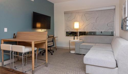 One-Bedroom Executive King Suite - Mobility/Hearing Accessible with Roll-In Shower