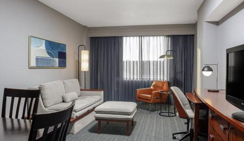 Premium One-Bedroom Large Queen Suite with Whirlpool