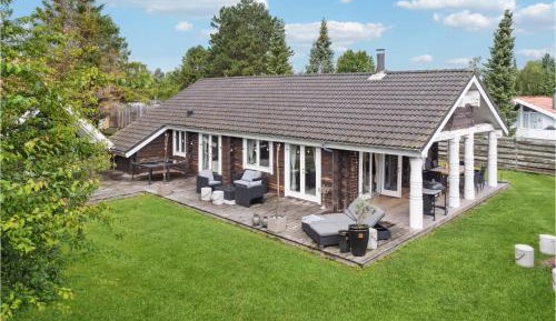 Three-Bedroom Holiday Home 