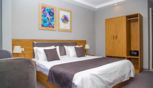Deluxe Suite