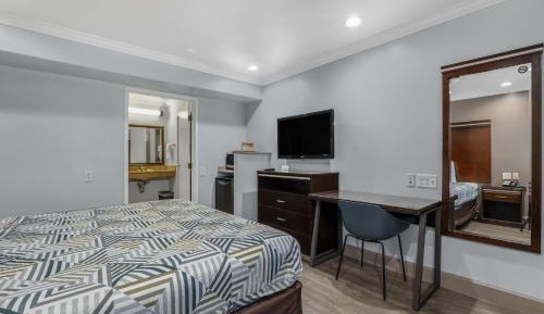 King Room with Roll-in Shower - Disability Access - Non-Smoking