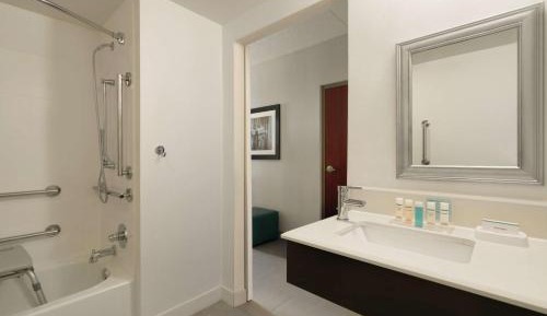 Queen Room with Mobility/Hearing Accessible Tub - Non-Smoking