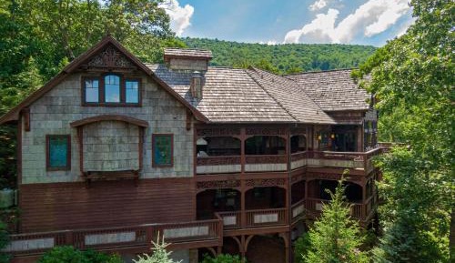 Seven-Bedroom Holiday Home