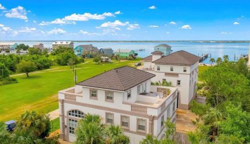 Eight-Bedroom Holiday Home