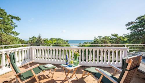 Two-Bedroom Apartment with Sea View - Dark Rose