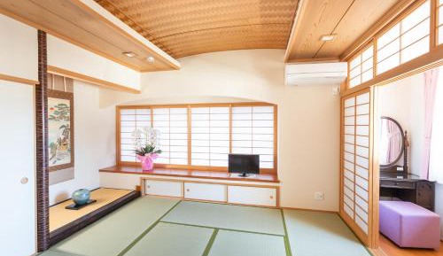 Japanese-Style Quadruple Room with Private Bathroom - Female Only