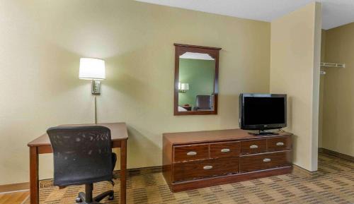 Queen studio with 1 Queen Bed - Disability Access/Non-Smoking