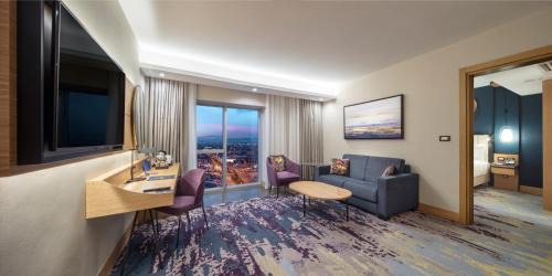 One-Bedroom King Suite