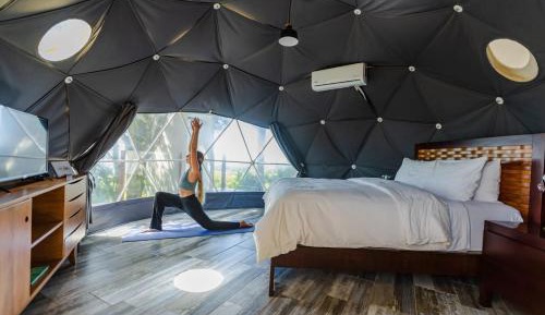 Honeymoon Tent, Hot Tub