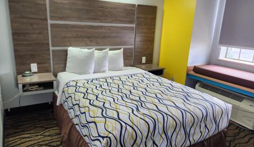  Premier with One Queen Bed - Ground Floor - Q1
