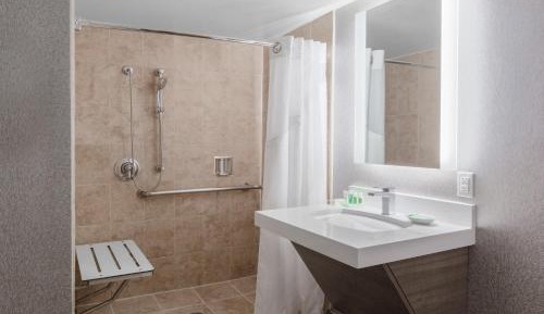 King Room - Mobility Access/Roll in Shower - Non-Smoking