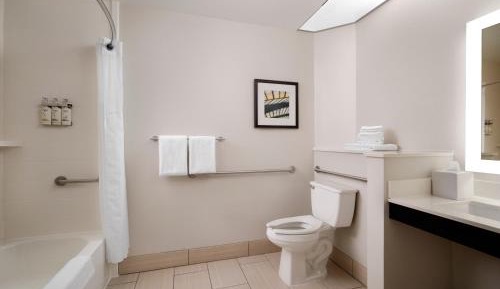 Suite with Mobility Accessible Tub - Non-Smoking