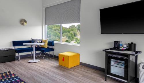 King Room with Adapted Tub - Mobility Accessible