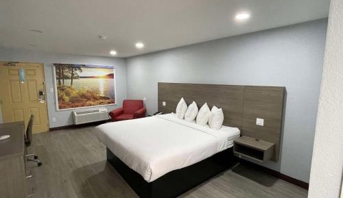 Room with One King Bed and Two Queen Beds