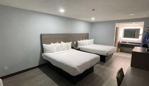 Queen Room with Two Queen Beds and Bath Tub - Disability Access