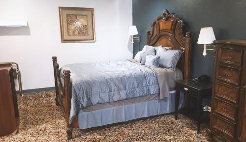 Deluxe Queen Suite